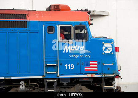 Banlieue Metra train arrive à la gare Union, Joliet, Illinois, USA. Banque D'Images