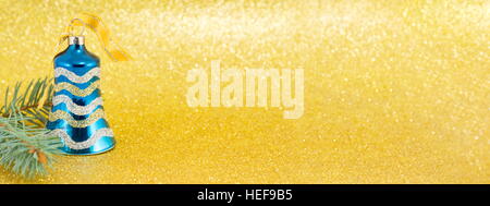 Noël bleu sur fond jaune de guirlandes de Bell Banque D'Images