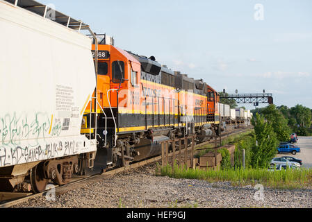 BNSF powered train de fret à Joliet, Illinois, États-Unis Banque D'Images