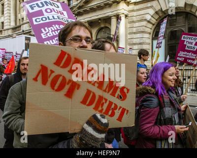 Des milliers d'étudiants à rejoindre l'Union Nationale de l'étudiant manifestation à Londres contre les frais de scolarité et les compressions dans educationNUS national étudiant protester contre les réductions de frais et avec les élèves : où : London, Royaume-Uni Quand : 19 Nov 2016 Banque D'Images