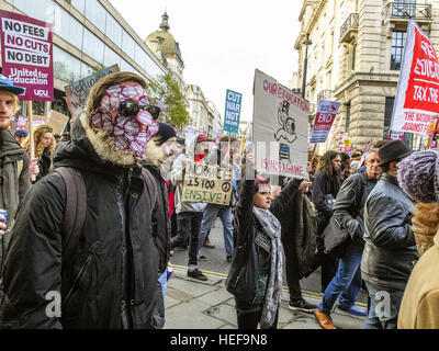 Des milliers d'étudiants à rejoindre l'Union Nationale de l'étudiant manifestation à Londres contre les frais de scolarité et les compressions dans educationNUS national étudiant protester contre les réductions de frais et avec les élèves : où : London, Royaume-Uni Quand : 19 Nov 2016 Banque D'Images