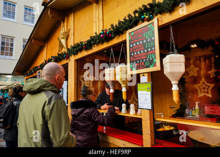 Marché de Noël en centre-ville de Manchester. Banque D'Images