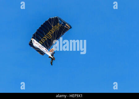 Trois des membres de l'ParachuteTeam Freefall Tigres empilés à l'approche de la terre en face de la foule au Salon aéronautique Southport Banque D'Images