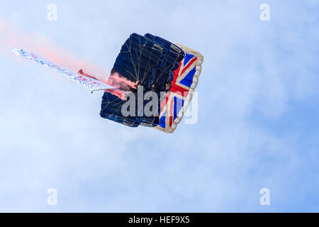 Trois des membres de l'ParachuteTeam Freefall Tigres empilés à l'approche de la terre en face de la foule au Salon aéronautique Southport Banque D'Images