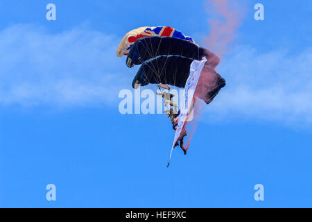 Trois des membres de l'ParachuteTeam Freefall Tigres empilés à l'approche de la terre en face de la foule au Salon aéronautique Southport Banque D'Images