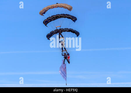 Trois des membres de l'ParachuteTeam Freefall Tigres empilés à l'approche de la terre en face de la foule au Salon aéronautique Southport Banque D'Images