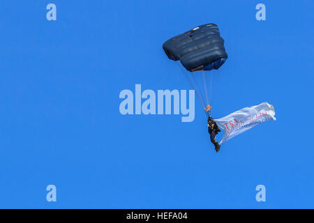 Chute libre parapente membre ParachuteTeam tigres en prêt à terre devant la foule de Southport Airshow Banque D'Images