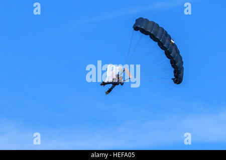 Chute libre parapente membre ParachuteTeam tigres en prêt à terre devant la foule de Southport Airshow Banque D'Images