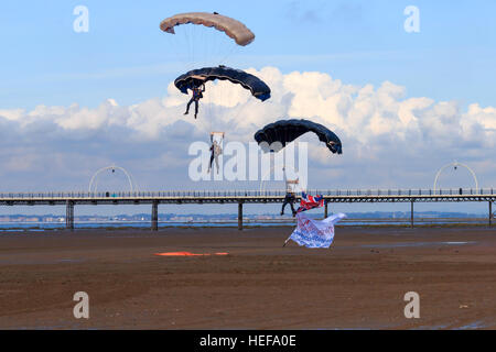 Trois des membres de l'ParachuteTeam Freefall Tigres empilés à l'approche de la terre en face de la foule au Salon aéronautique Southport Banque D'Images