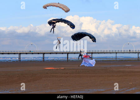 Trois des membres de l'ParachuteTeam Freefall Tigres empilés à l'approche de la terre en face de la foule au Salon aéronautique Southport Banque D'Images