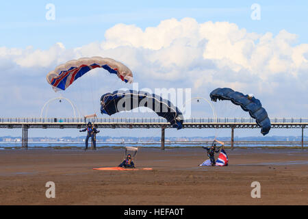 Trois des membres de l'ParachuteTeam Freefall Tigres empilés à l'approche de la terre en face de la foule au Salon aéronautique Southport Banque D'Images