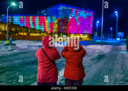 L'hiver avec les touristes prendre des photos d'Harpa Concert Hall et conférence, Reykjavik, Islande Banque D'Images