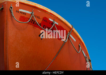 Stena Europe ferry bateau de sauvetage orange contre le ciel bleu Banque D'Images