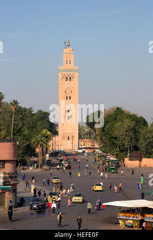 Place Djemaa El Fna et la mosquée Koutoubia à Marrakech, Maroc. Banque D'Images