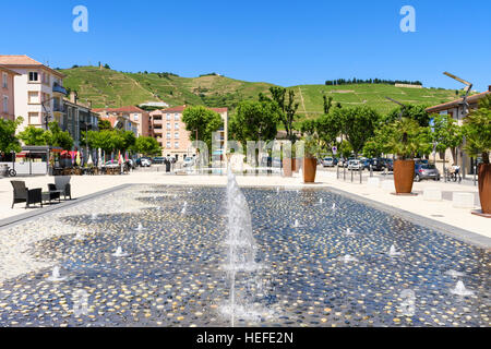 Les fontaines d'eau à la place du Taurobole, Tain-l'Hermitage, Drôme, Auvergne-Rhône-Alpes, France Banque D'Images