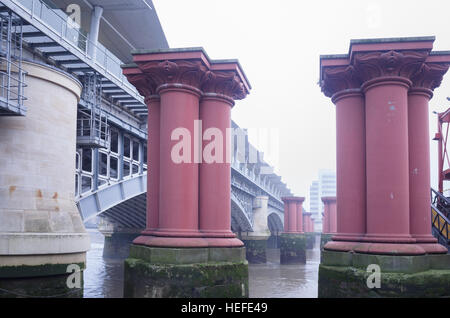 Blackfriars Bridge sur la tamise, Londres. Banque D'Images