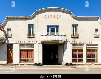 Ancien atelier de réparation automobile garage à Tain-l'Hermitage, Drôme, Auvergne-Rhône-Alpes, France Banque D'Images