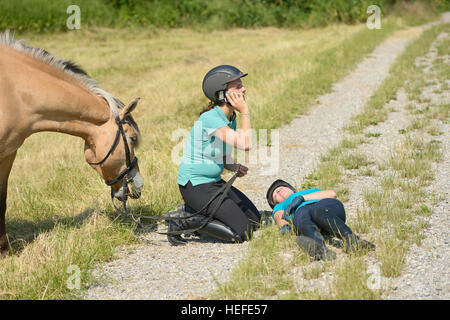 Accident de cheval, jeune fille blessée Banque D'Images