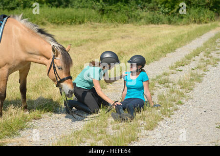 Accident de cheval, jeune fille blessée Banque D'Images