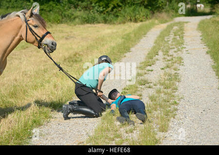 Accident de cheval, jeune fille blessée Banque D'Images