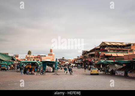 Marrakech, Maroc - Décembre 2016 : les gens sur la place très fréquentée de Marrakech au Maroc appelé Jeema el fna, avec l'alimentation et l'severel stand jus Banque D'Images