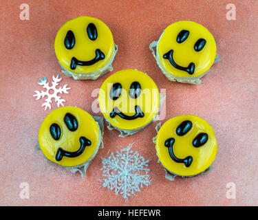 Décorées avec des gâteaux au fromage jaune cinq visages sourire avec deux flocons Banque D'Images