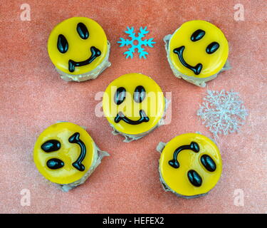 Décorées avec des gâteaux au fromage jaune cinq visages sourire avec deux flocons Banque D'Images