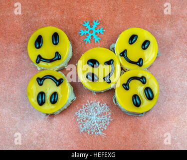 Décorées avec des gâteaux au fromage jaune cinq visages sourire avec deux flocons Banque D'Images