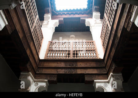 À l'intérieur des cinq siècle old school ou de la medersa Ben Youssef dans le centre de Marrakech, Maroc Banque D'Images