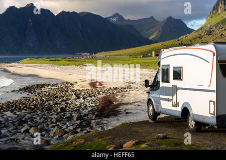 Maison de vacances voyage en camping-car. Location de caravane sur l'autre. Belle nature Norvège paysage montagneux. Banque D'Images