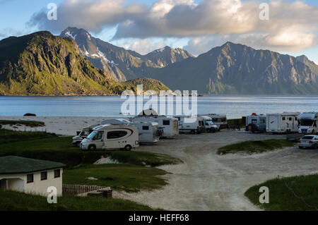 Maison de vacances voyage en camping-car. Caravane de voitures dans camping sur la côte. Belle nature Norvège paysage montagneux. Banque D'Images