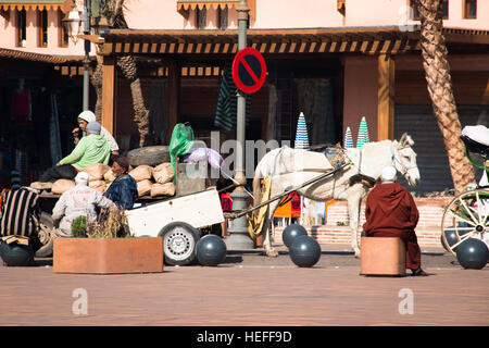 Marrakech, Maroc - Décembre 2016 : les gens marcher dans la rue à Marrakech, Maroc Banque D'Images