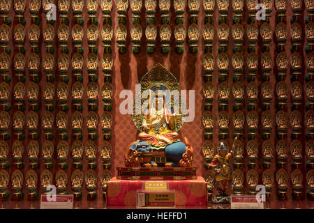 Intérieur de l'Buddha Tooth Relic temple dans Chinatown, Singapour Banque D'Images