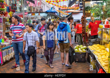 Étals de rue et maisons boutique dans Chinatown, Singapour Banque D'Images