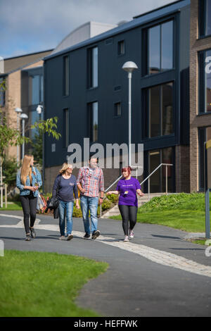 L'éducation de l'université au Royaume-Uni : sixième forme les élèves et leurs parents de visiter l'Université d'Aberystwyth sur une journée portes ouvertes pour visiter les départements universitaires , équipements sociaux et de logement étudiant avant de décider sur l'opportunité de faire une demande de permis d'études pour leurs diplômes à l'université. Septembre 2016 Banque D'Images