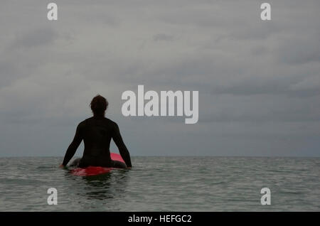 Surfer en attente d'une vague, Bretagne Banque D'Images