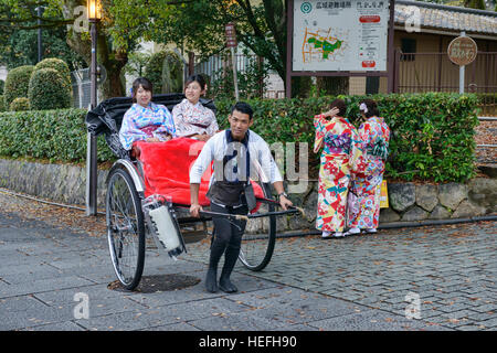 Visite touristique par jinrickshaw dans Higashiyama, Kyoto, Japon Banque D'Images