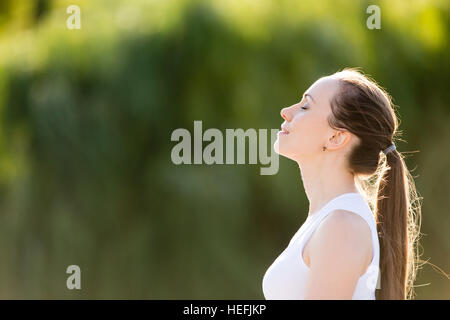 Belle sportive smiling young woman relaxing Banque D'Images