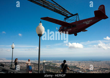 Carrousel en avion, parc d'attractions du Tibidabo Tibidabo, Barcelone, Espagne. Le Tibidabo parc à thème, Barcelone, Espagne. Tibidabo est une montagne overlookin Banque D'Images