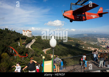 Carrousel en avion, parc d'attractions du Tibidabo Tibidabo, Barcelone, Espagne. Le Tibidabo parc à thème, Barcelone, Espagne. Tibidabo est une montagne overlookin Banque D'Images