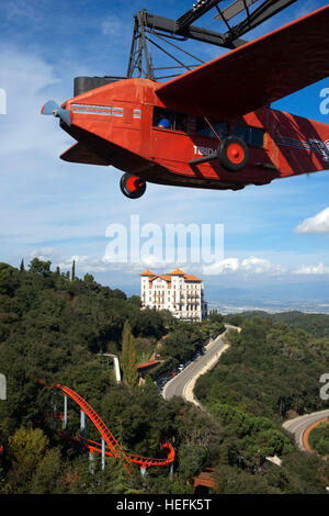 Carrousel en avion, parc d'attractions du Tibidabo Tibidabo, Barcelone, Espagne. Le Tibidabo parc à thème, Barcelone, Espagne. Tibidabo est une montagne overlookin Banque D'Images