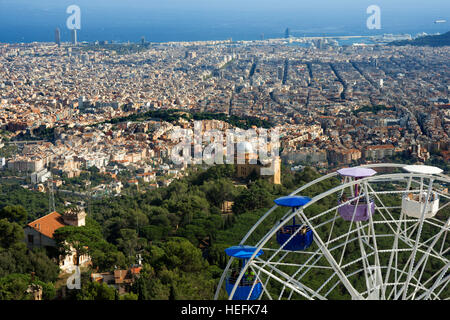 Ferry à roue parc d'attractions du Tibidabo, Barcelone, Catalogne, Espagne. Voir l'horizon et de Barcelone du Mont Tibidabo. Banque D'Images