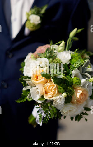 Groom détient les mariées mariage bouquet Banque D'Images