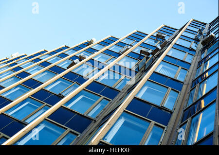 Immeuble de bureaux à plusieurs étages de gratte-ciel en verre sur l'horizon Banque D'Images