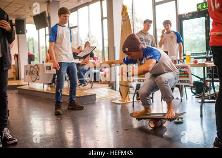 L'enseignement universitaire UK : Freshers week events à l'Université d'Aberystwyth - premier cycle sur le campus de rejoindre et social des sociétés sportives - Septembre 2016 Banque D'Images