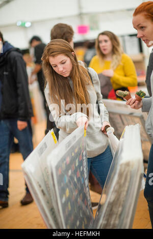 L'enseignement universitaire UK : Freshers week events à l'Université d'Aberystwyth - premier cycle sur le campus de rejoindre et social des sociétés sportives - Septembre 2016 Banque D'Images