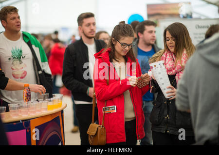 L'enseignement universitaire UK : Freshers week events à l'Université d'Aberystwyth - premier cycle sur le campus de rejoindre et social des sociétés sportives - Septembre 2016 Banque D'Images