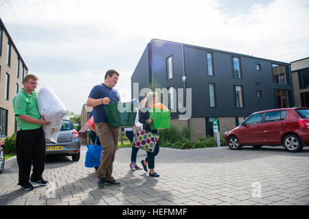 L'enseignement universitaire au Royaume-Uni : les étudiants de l'Université d'Aberystwyth , avec l'aide fropm leurs parents, déménagement à Fferm Penglais self catering halls of residence au début de l'année universitaire 2016-2017 Banque D'Images