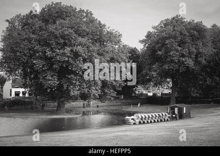 Lac de plaisance de Greenwich Park, Greenwich, au sud-est de Londres, en noir et blanc Banque D'Images