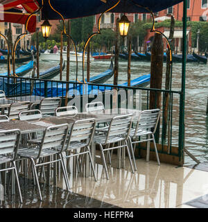 Chaises et tables à café avec terrasse sur le Grand Canal, Venice, Veneto, Italie Banque D'Images